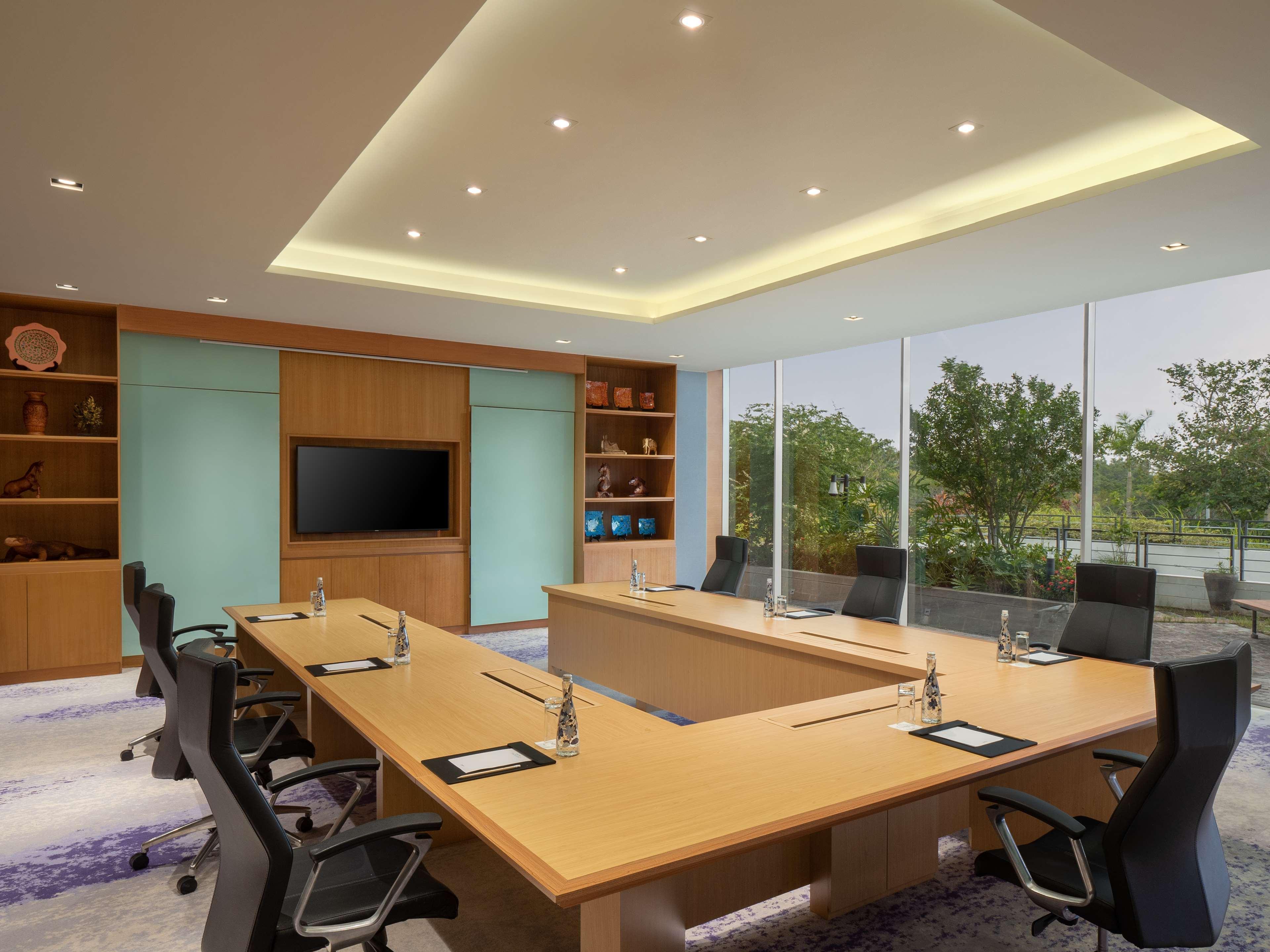 Radisson Golf & Convention Center होटल