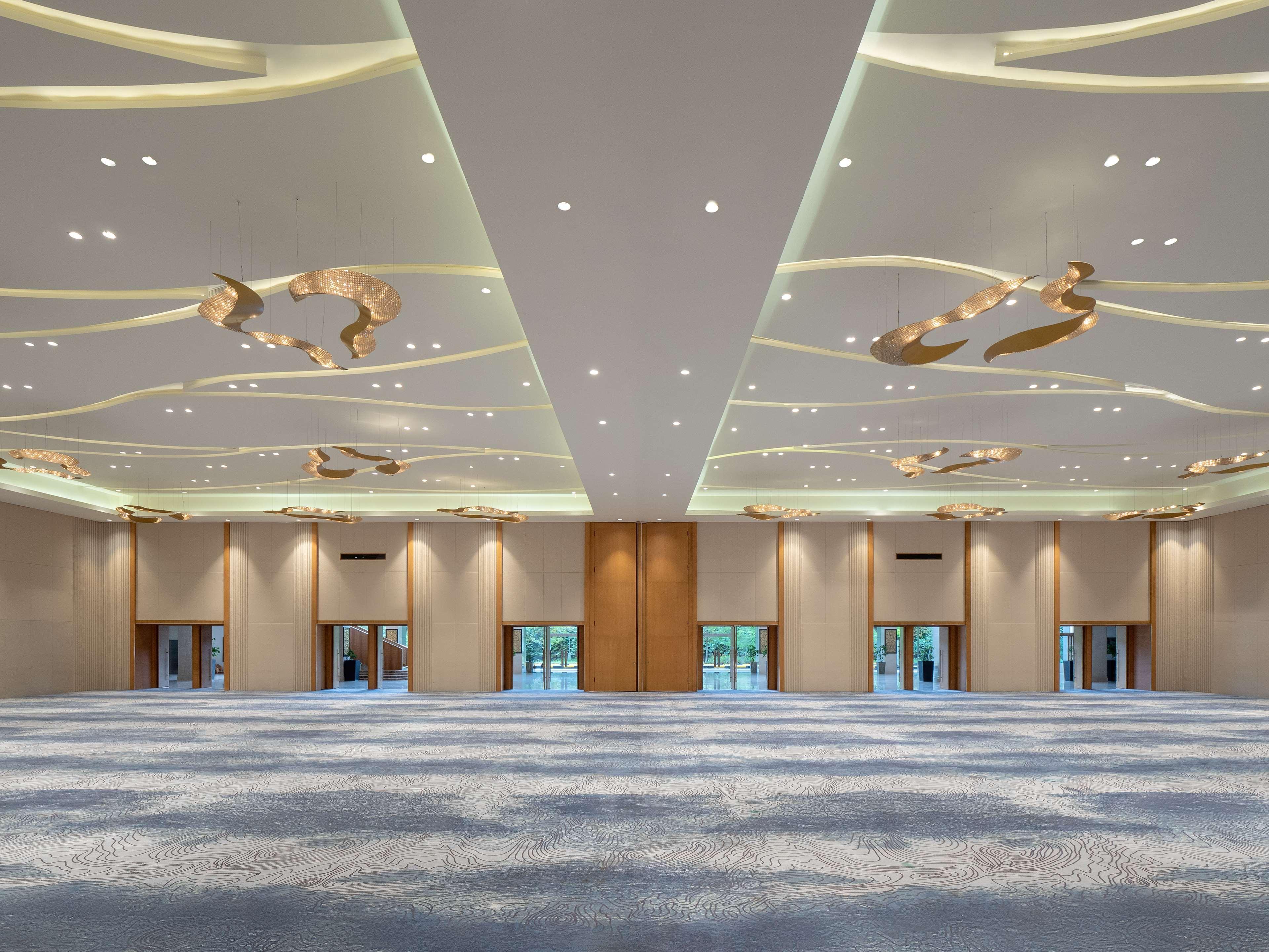 Radisson Golf & Convention Center होटल 4*