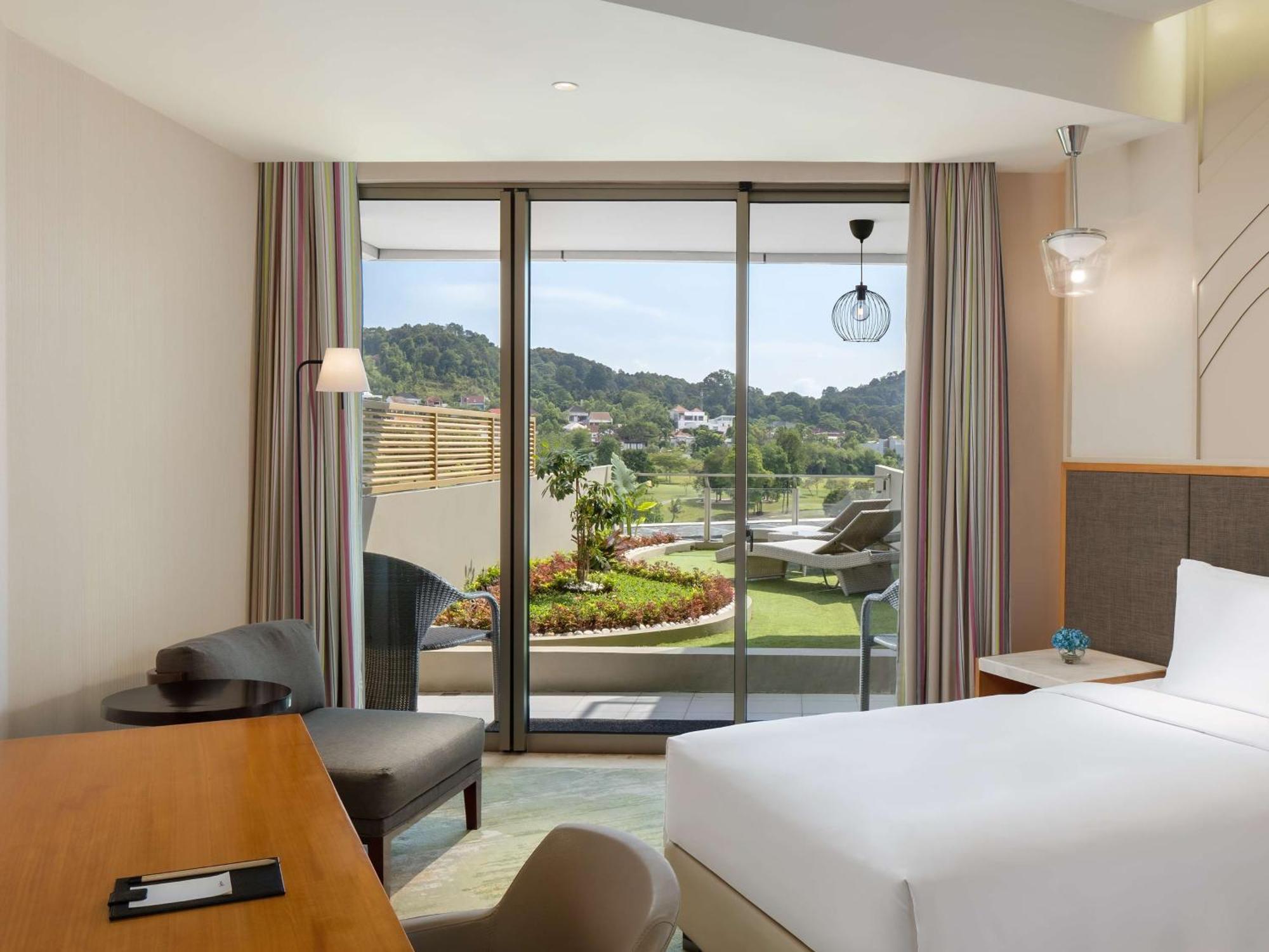 Radisson Golf & Convention Center होटल 4*